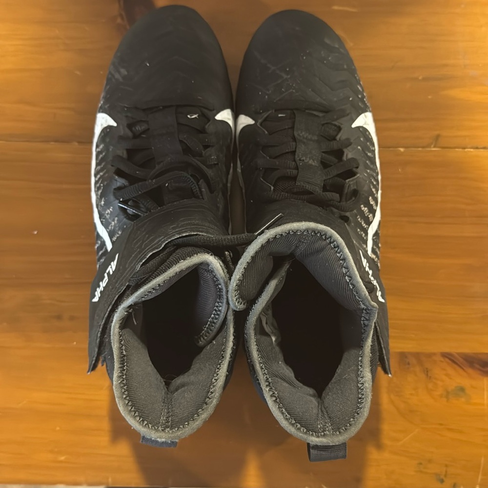 Used Nike football cleats 

Size 9.5 mens 

Black and white